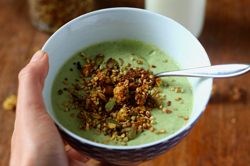 Delicious, quick and healthy - this green smoothie bowl makes the perfect breakfast
