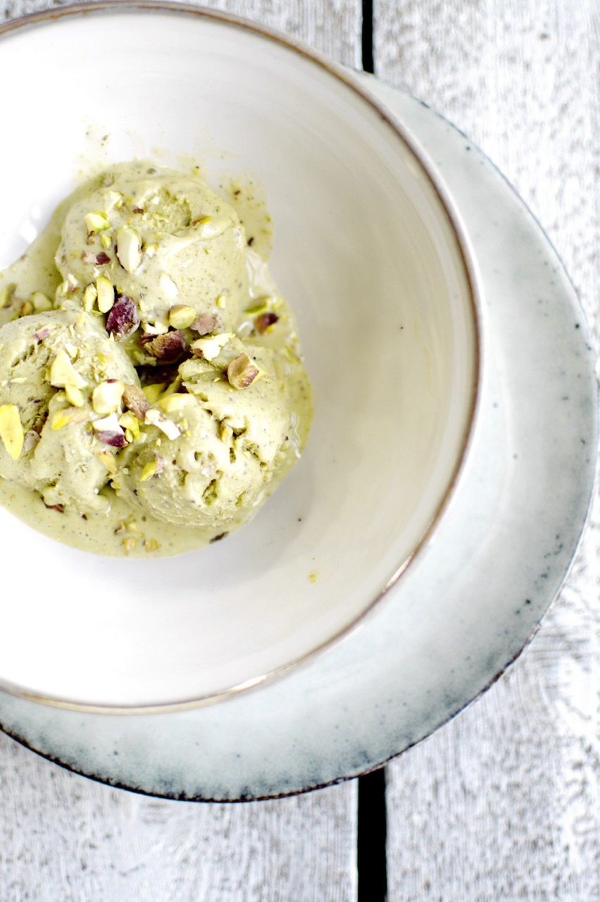 No churn pistachio ice-cream - | Guest post by Josefine Meineche/Sprouted Fig at tohercore.com